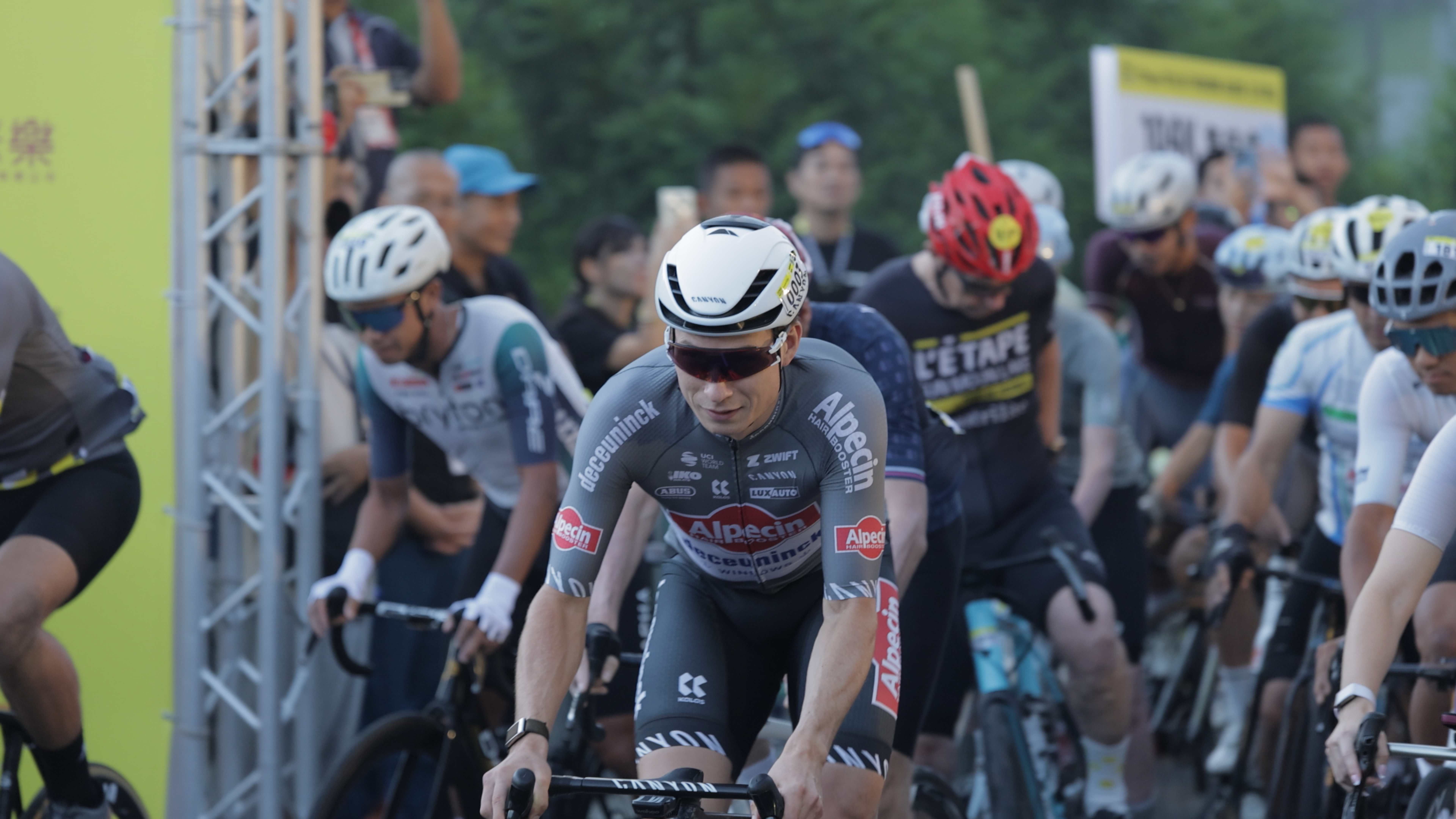 比利時衝刺王首登日月潭!Jasper Philipsen 大讚騎乘體驗「超乎預期」